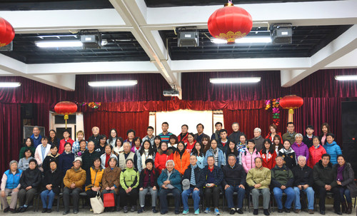 5 志愿者与老人合影 5 志愿者与老人合影