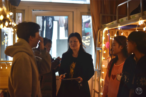 1学生处黄展处长参观参赛寝室 1学生处黄展处长参观参赛寝室