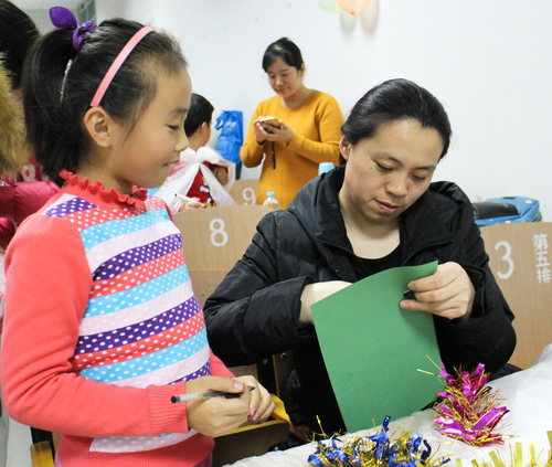3小孩子与家长一起制作时装 3小孩子与家长一起制作时装