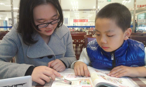 志愿者正在教小孩英语 志愿者正在教小孩英语