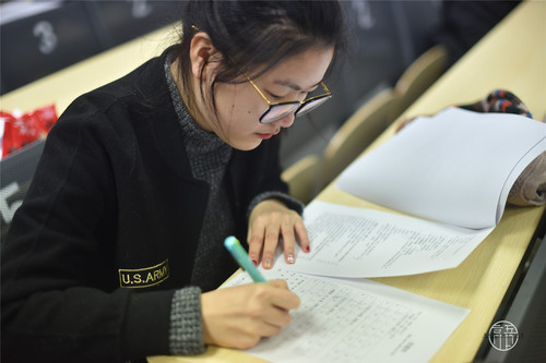 1参赛选手认真答题 1参赛选手认真答题