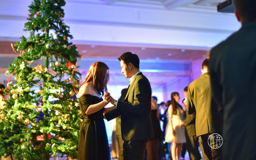 2前来参加舞会的同学翩然起舞