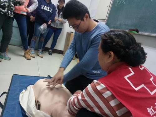 3 学员练习CPR 3 学员练习CPR
