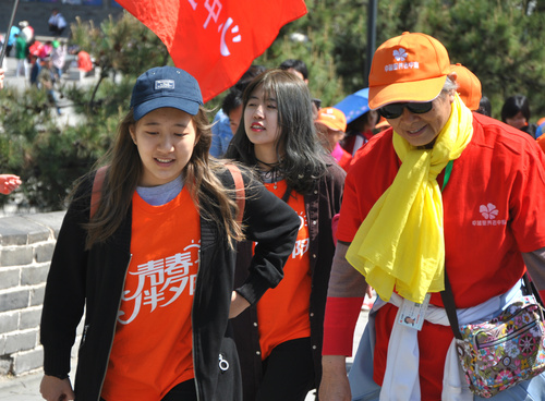 3志愿者与老人共登居庸关长城 3志愿者与老人共登居庸关长城
