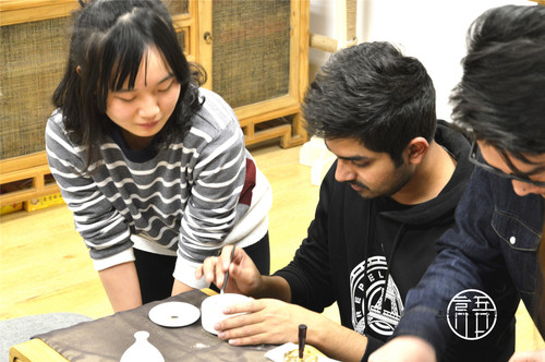 1参与活动体验的留学生制作香篆 1参与活动体验的留学生制作香篆