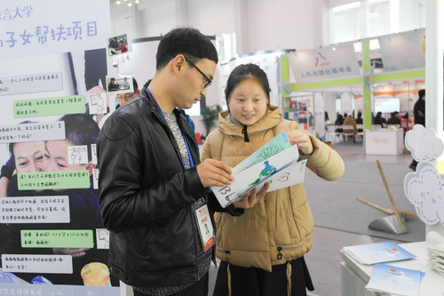 3 北语志愿者向来宾进行介绍