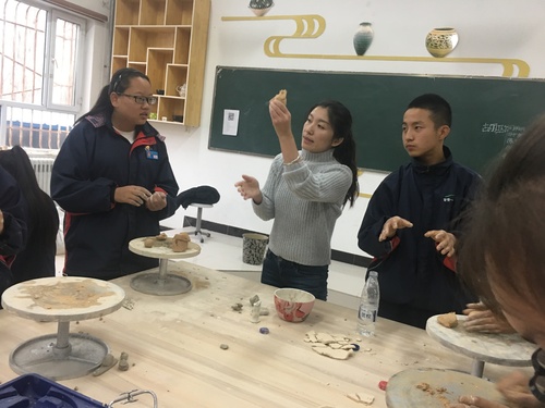 4 燕颖教同学们陶泥制作 4 燕颖教同学们陶泥制作