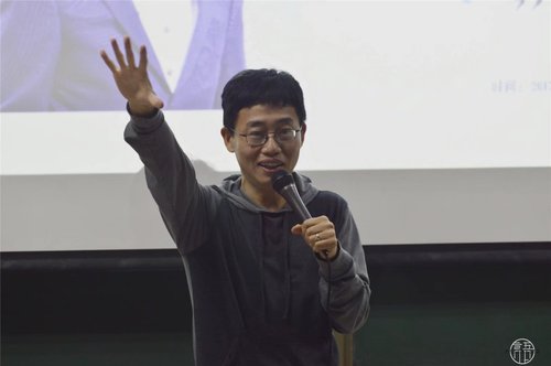 1 黄西进行脱口秀表演 1 黄西进行脱口秀表演