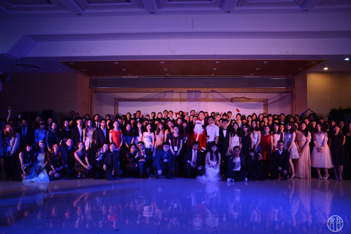 4舞会参与者合影留念
