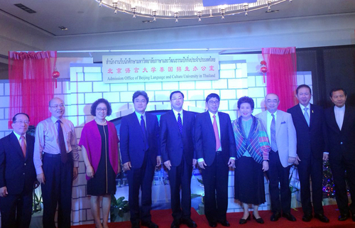 刘利校长与泰国威沙努副总理、陈淑卿博士、洪百川董事长集体合影 刘利校长与泰国威沙努副总理、陈淑卿博士、洪百川董事长集体合影
