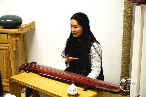 3胡老师为留学生同学讲解古琴典故 3胡老师为留学生同学讲解古琴典故
