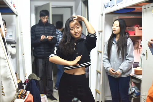 3参赛寝室的同学进行才艺展示 3参赛寝室的同学进行才艺展示