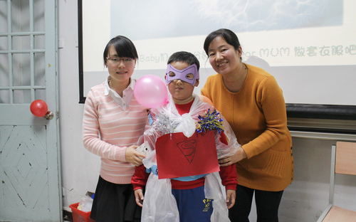 4小孩子与家长、志愿者进行时装展示 4小孩子与家长、志愿者进行时装展示