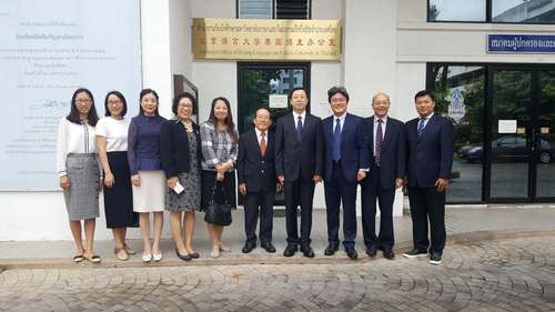 刘利校长一行四人与曼谷学院教师在泰国招生办公室门前合影 刘利校长一行四人与曼谷学院教师在泰国招生办公室门前合影