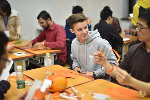 2中外学生共同制作南瓜灯与水灯 2中外学生共同制作南瓜灯与水灯