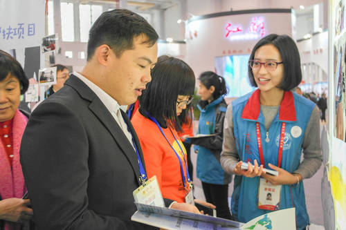 2志交会中北语志愿者向来宾介绍北语志愿服务总队 2志交会中北语志愿者向来宾介绍北语志愿服务总队