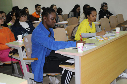 3 认真聆听的会员们 3 认真聆听的会员们