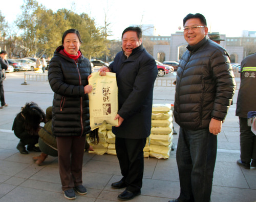 1李宇明书记为教职工发放慰问品 1李宇明书记为教职工发放慰问品