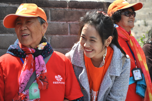 4志愿者与老人聊天 4志愿者与老人聊天