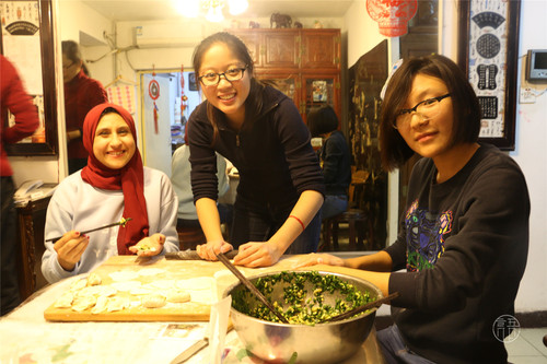 1.刘冬滢一家与留学生一同包起了饺子 1.刘冬滢一家与留学生一同包起了饺子