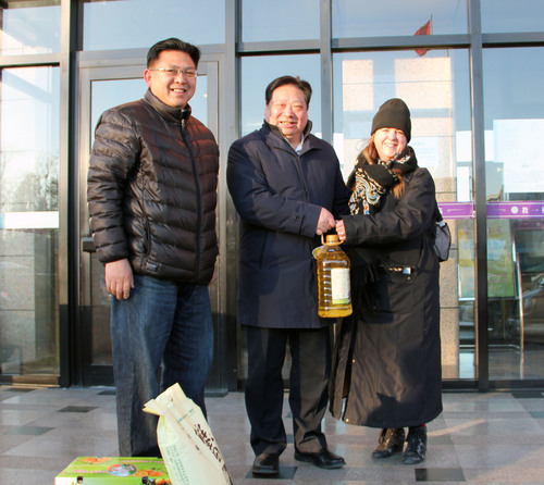 2李宇明书记为外籍教师工会会员发放慰问品 2李宇明书记为外籍教师工会会员发放慰问品