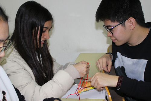 5 中外会员一起学习编制中国结 5 中外会员一起学习编制中国结