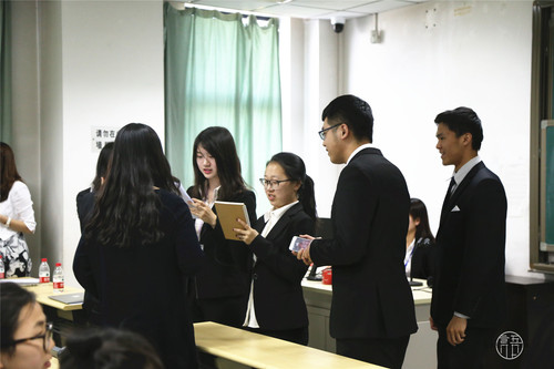 5与会代表进行交流讨论 5与会代表进行交流讨论