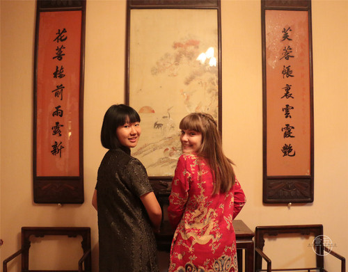 2.郑宜乔同学与留学生一同试穿旗袍 2.郑宜乔同学与留学生一同试穿旗袍