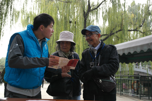2 志愿者为老爷爷老奶奶介绍景点