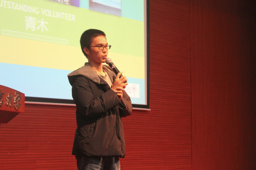 3 国际学生志愿者代表 日本的青木 3 国际学生志愿者代表 日本的青木