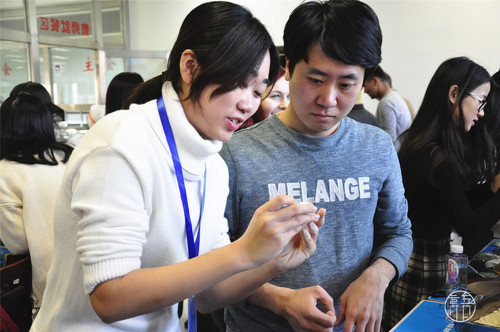 2中国学生向留学生讲解包饺子步骤 2中国学生向留学生讲解包饺子步骤