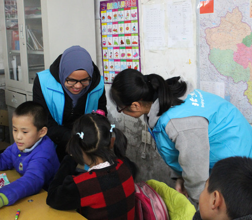 5志愿者在与孩子交流