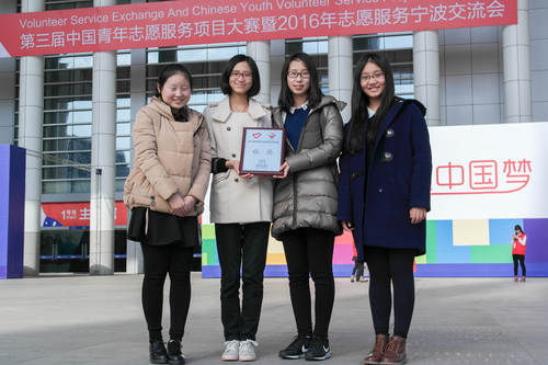 3北语志愿者代表与奖牌合影 3北语志愿者代表与奖牌合影