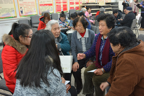 4 志愿者与老人分组讨论 4 志愿者与老人分组讨论