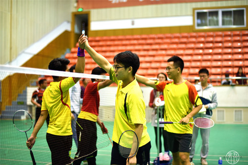 2双方参赛选手握手致意 2双方参赛选手握手致意