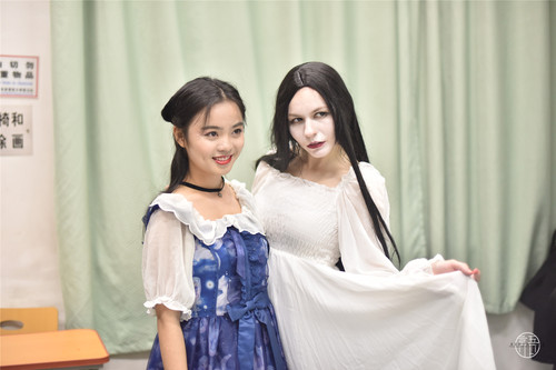 1同学们与穿着万圣节特色服装的工作人员合影 1同学们与穿着万圣节特色服装的工作人员合影