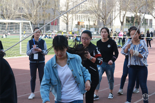 5同学们正在接力跳长绳 5同学们正在接力跳长绳