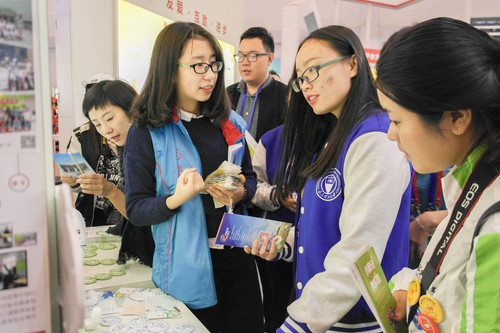 4 专家和来宾对我校参赛志愿服务项目十分感兴趣