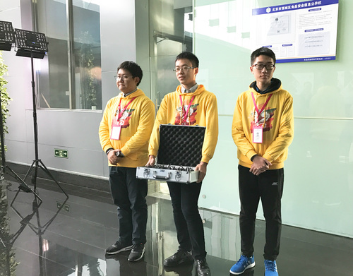 2 志愿者接受训练 2 志愿者接受训练