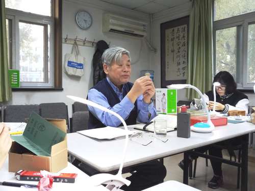 2 董老师长期钻研篆刻 2 董老师长期钻研篆刻