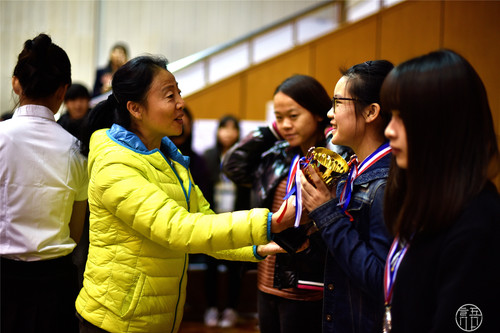 1体育教学部主任王光伟为获奖选手颁奖 1体育教学部主任王光伟为获奖选手颁奖