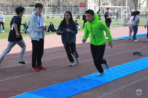 6参赛选手进行指压板比赛 6参赛选手进行指压板比赛