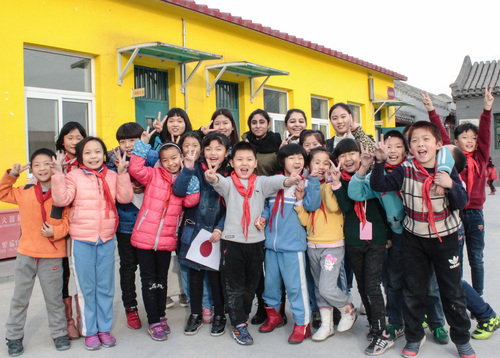 5 小朋友和志愿者合照留念 5 小朋友和志愿者合照留念