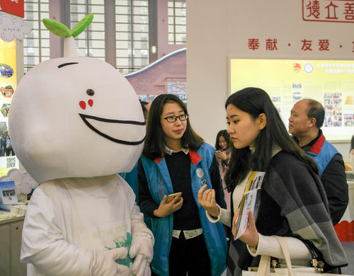 1志交会中北语志愿者向来宾介绍“后勤子女帮扶”项目 1志交会中北语志愿者向来宾介绍“后勤子女帮扶”项目