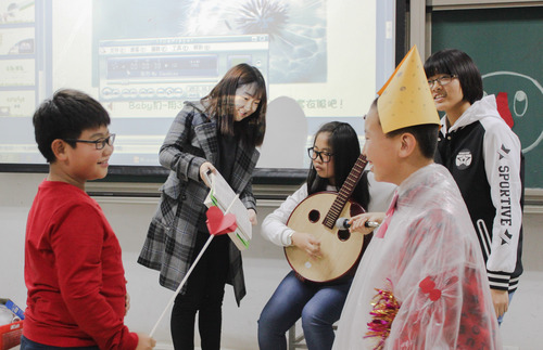 2 小朋友表演节目——阮 2 小朋友表演节目——阮