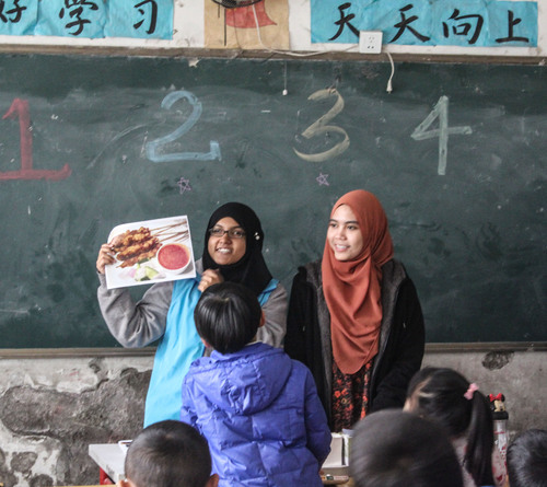 4国际学生志愿者在展示