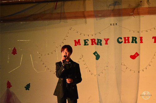 5表演嘉宾鄢然献唱经典英文曲目