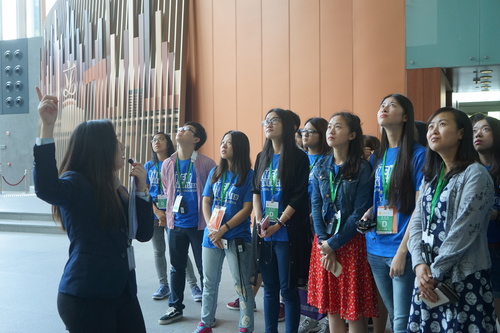 4 回访团成员听取立法会工作人员的讲解 4 回访团成员听取立法会工作人员的讲解