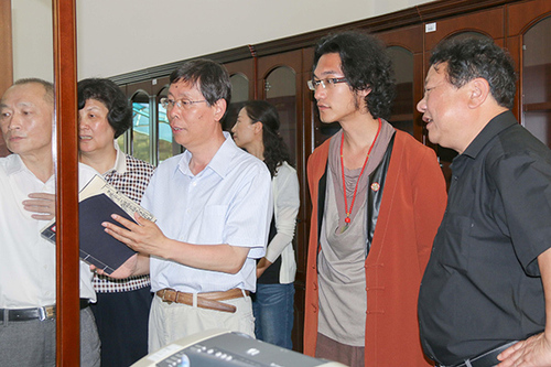 崔希亮校长参观武夷学院朱子图书室 崔希亮校长参观武夷学院朱子图书室