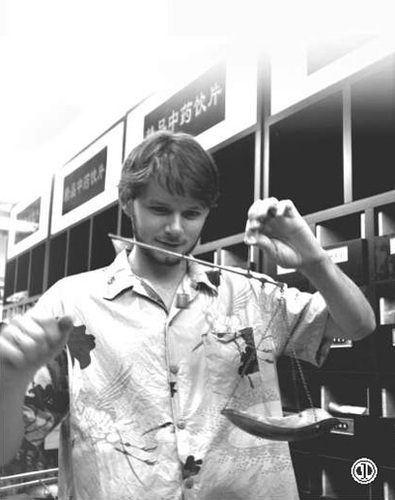 图①:来自美国的留学生在山东省聊城市中医院学习中医。 图①:来自美国的留学生在山东省聊城市中医院学习中医。